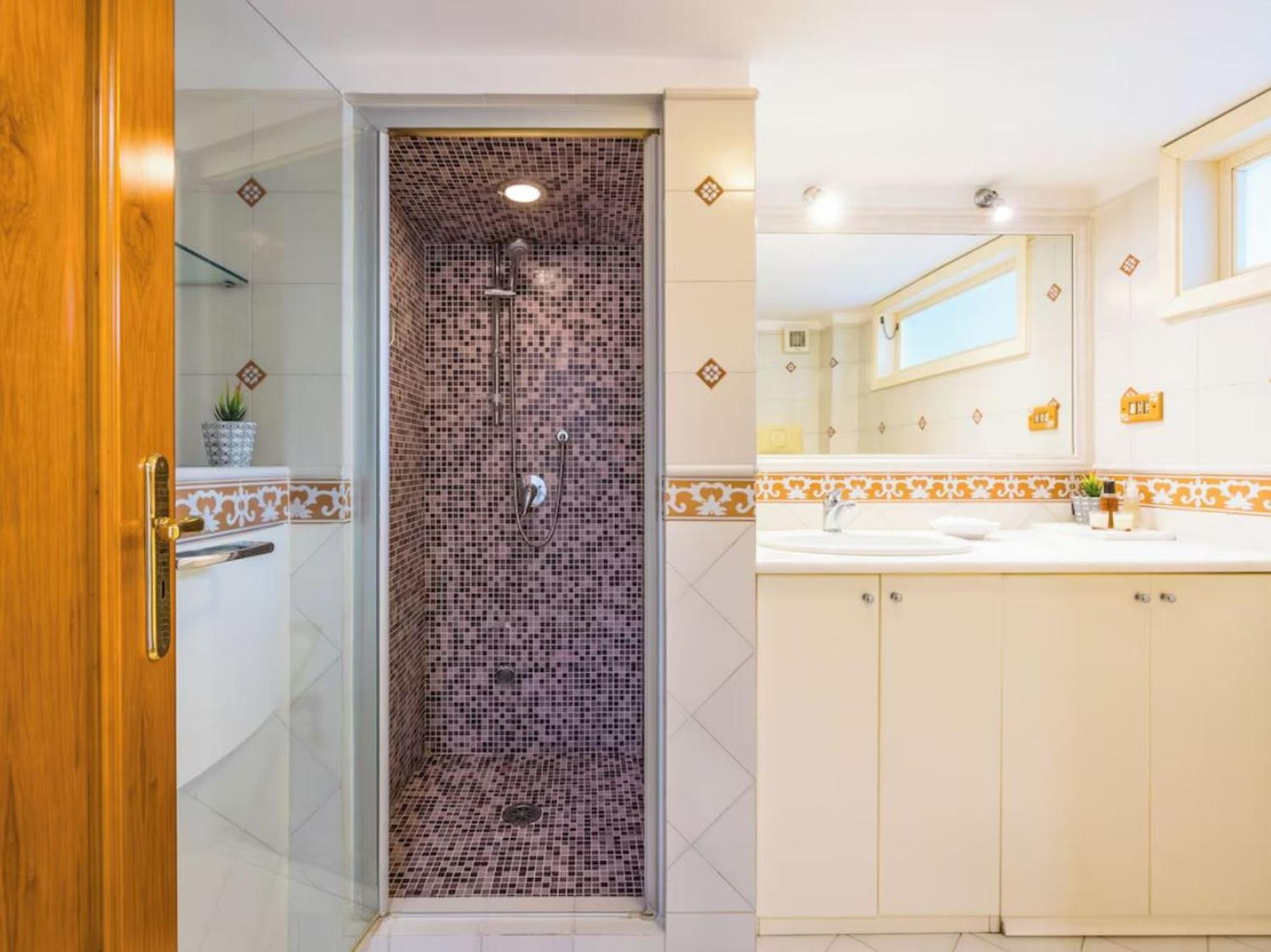 Central With 3 Bedrooms In Bed & Breakfast *